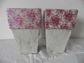 2 Stenen bloempotten met roze rozenmotief