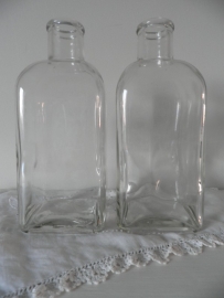 2 Vierkanten glazen flessen