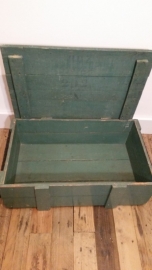 Groene houten kist met losse deksel