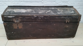 Grote oude zwarte houten kist