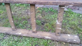 Oude smalle houten hoge ladder