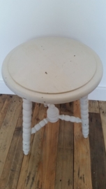 Licht grijs houten bijzettafeltje