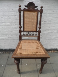 Heel apart uitgewerkte donker hout stoel met licht gevlochten zitvlak en rug