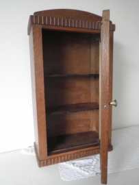 Brocant oud houten medicijnkast met glas in het deurtje VERKOCHT