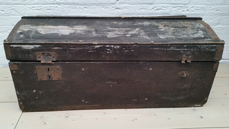 Stevenson Willen natuurlijk Grote oude zwarte houten kist | Kisten/Koffers/Kratjes | Stijl Junkie