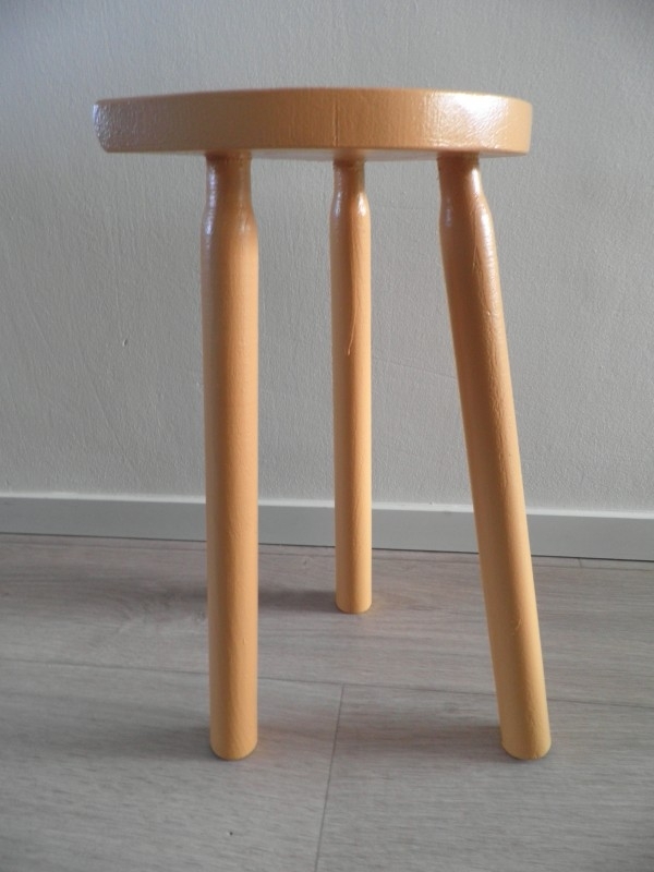 Fantasierijk Voorbijganger Helm Oranje houten melkkrukje met vlakke kant | Krukken/ Melkkrukjes | Stijl  Junkie