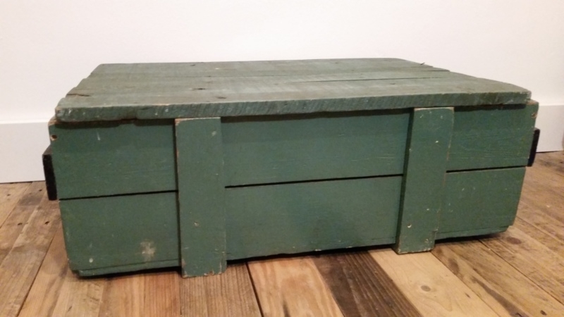 Groene houten kist met losse deksel