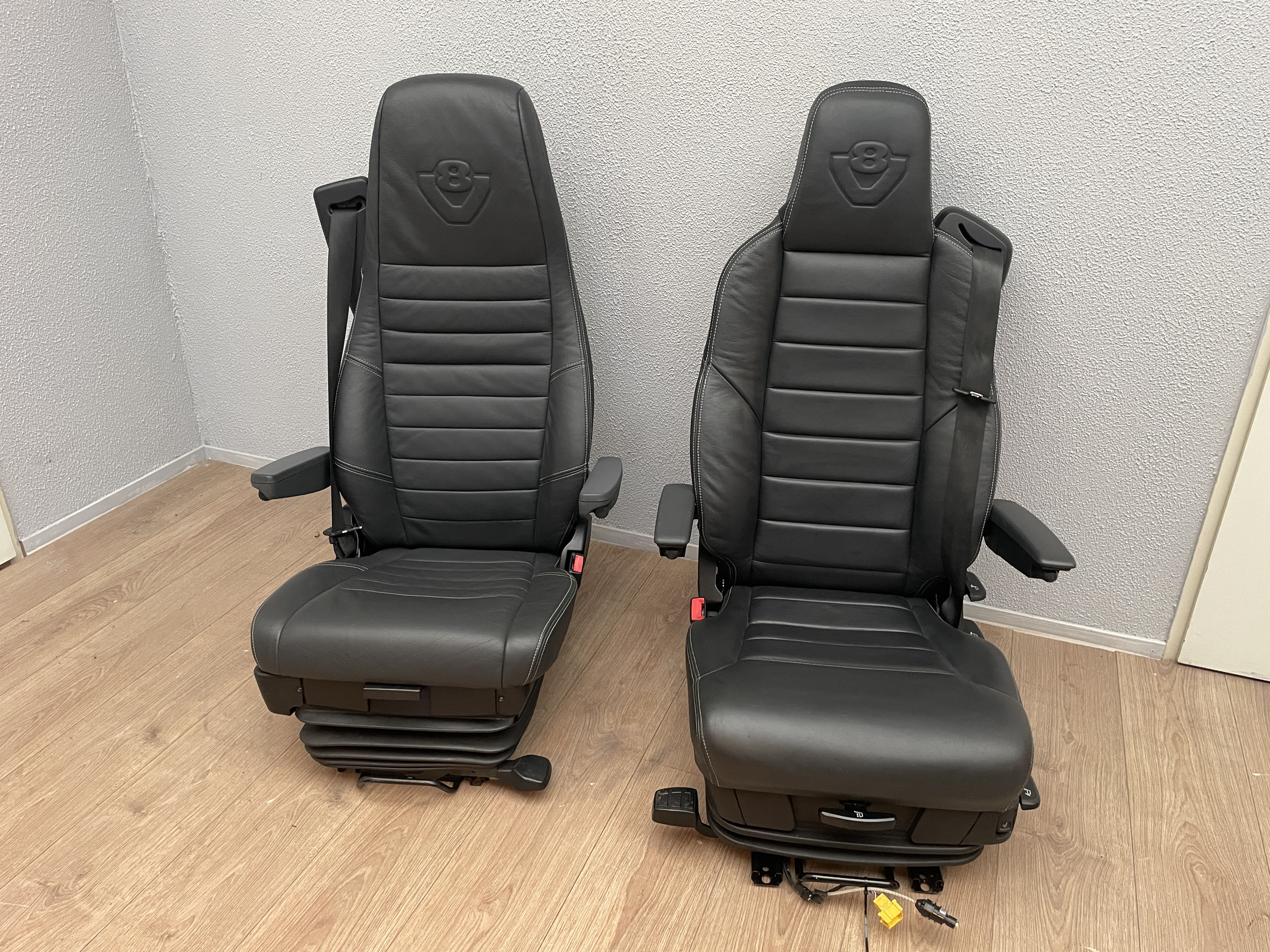 V8 set leren stoelen nieuw leer