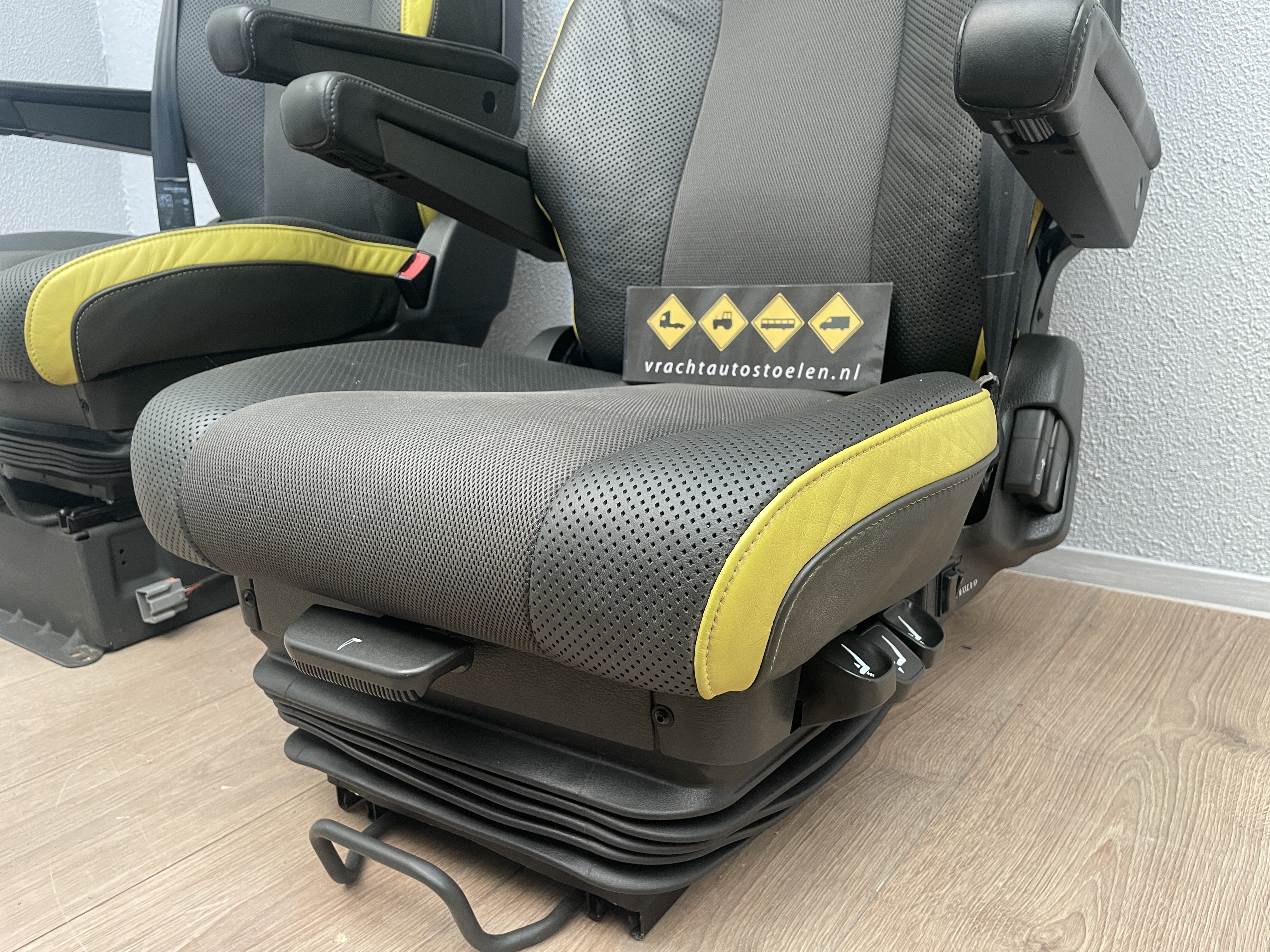 Set Volvo stoelen geel leer