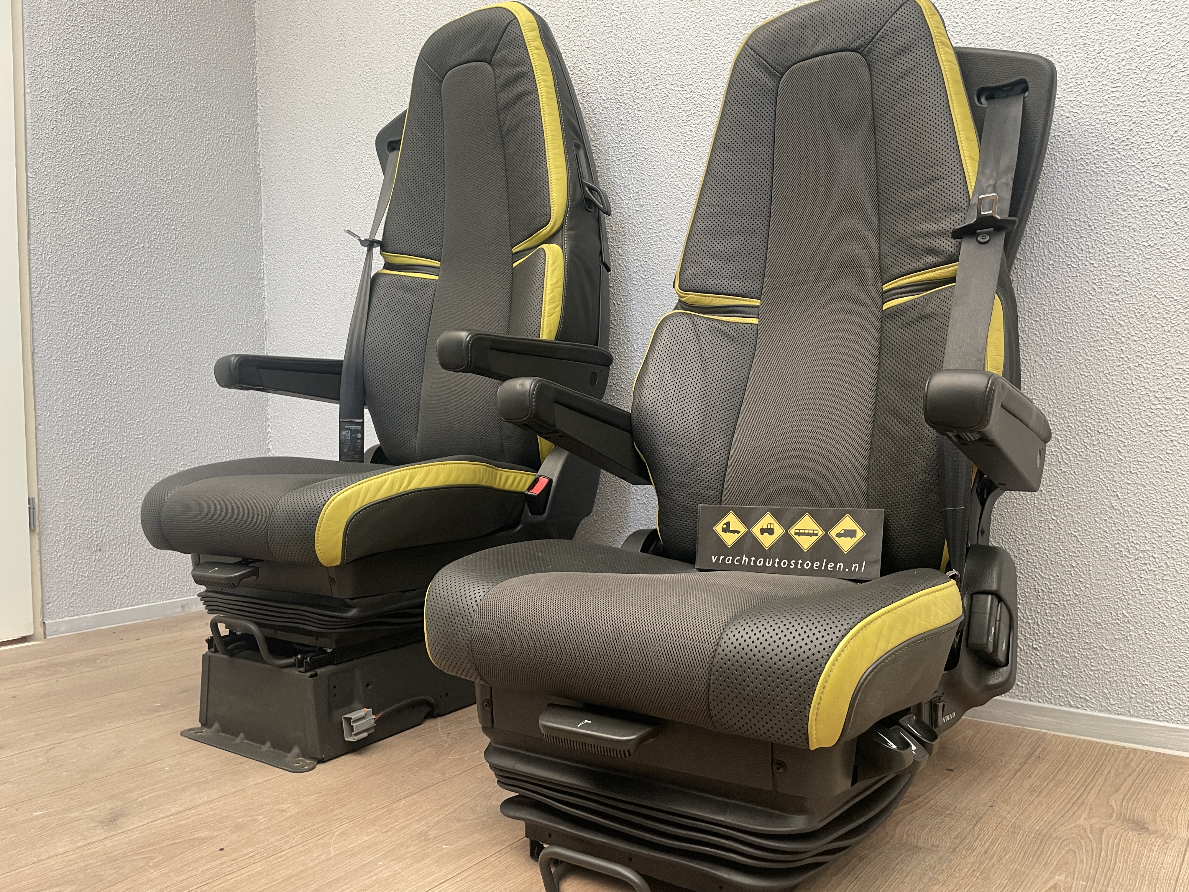 Set Volvo stoelen geel leer