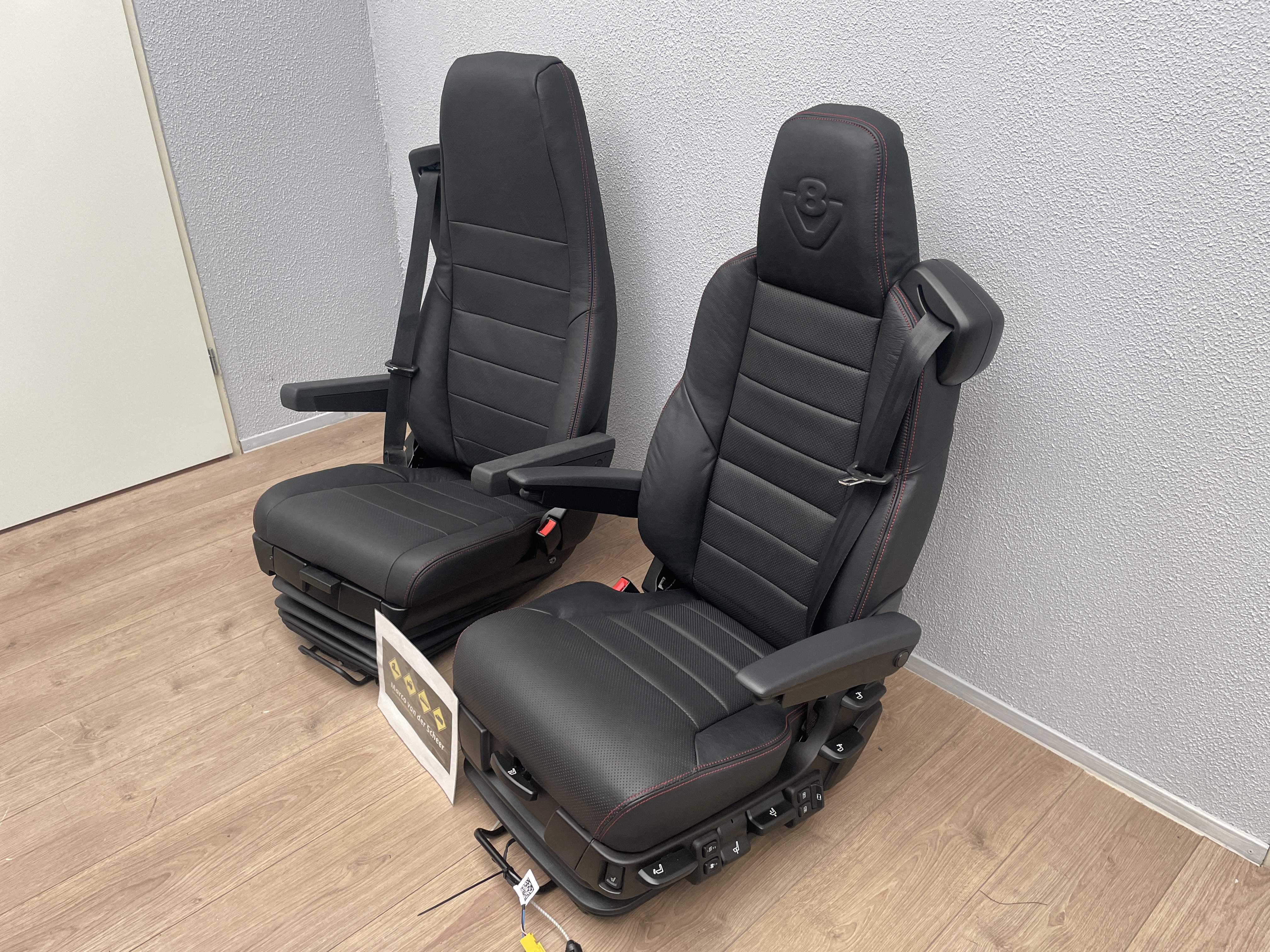 Scania v8 zwart leer rood stiksel