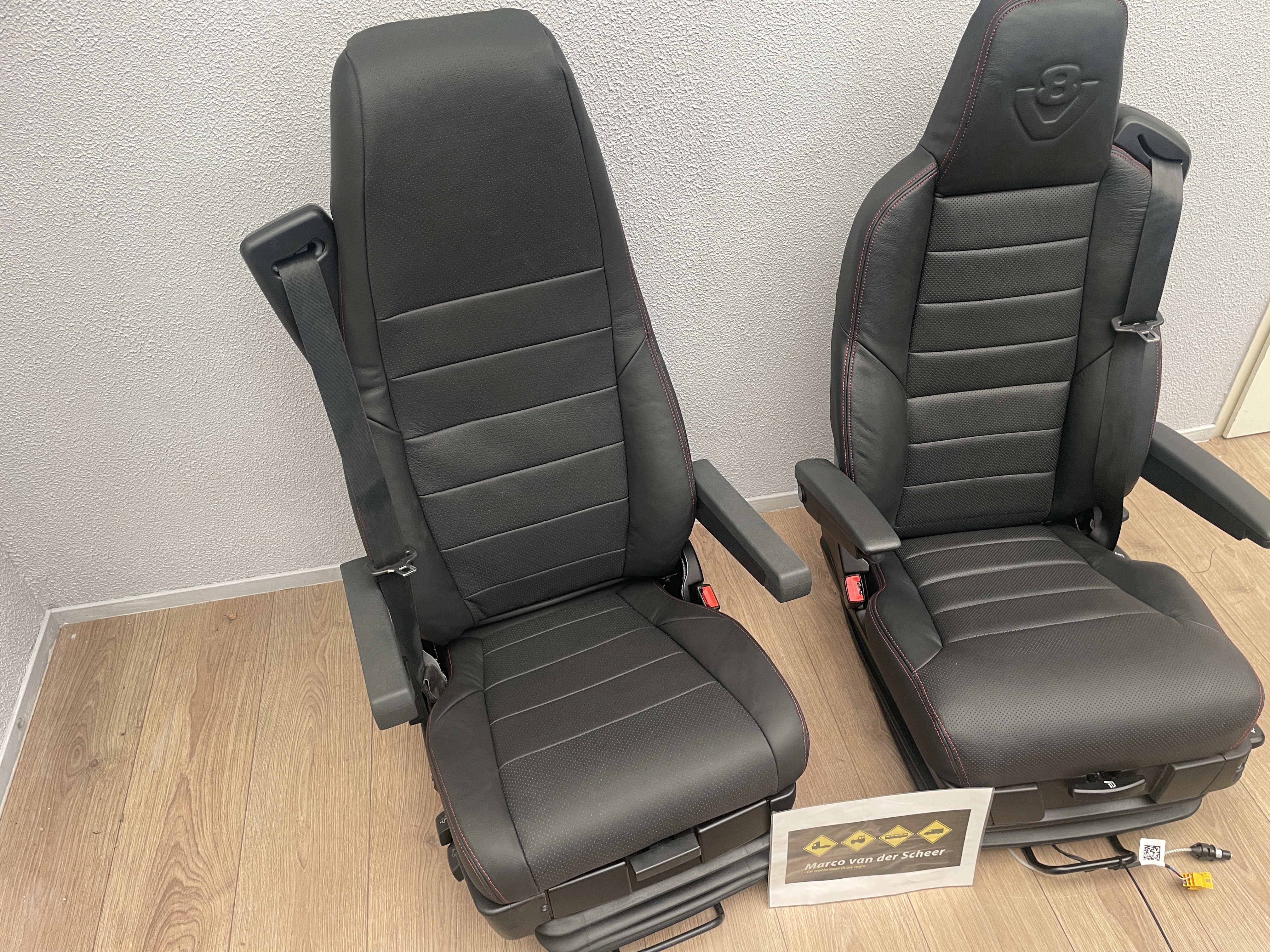 Scania v8 zwart leer rood stiksel