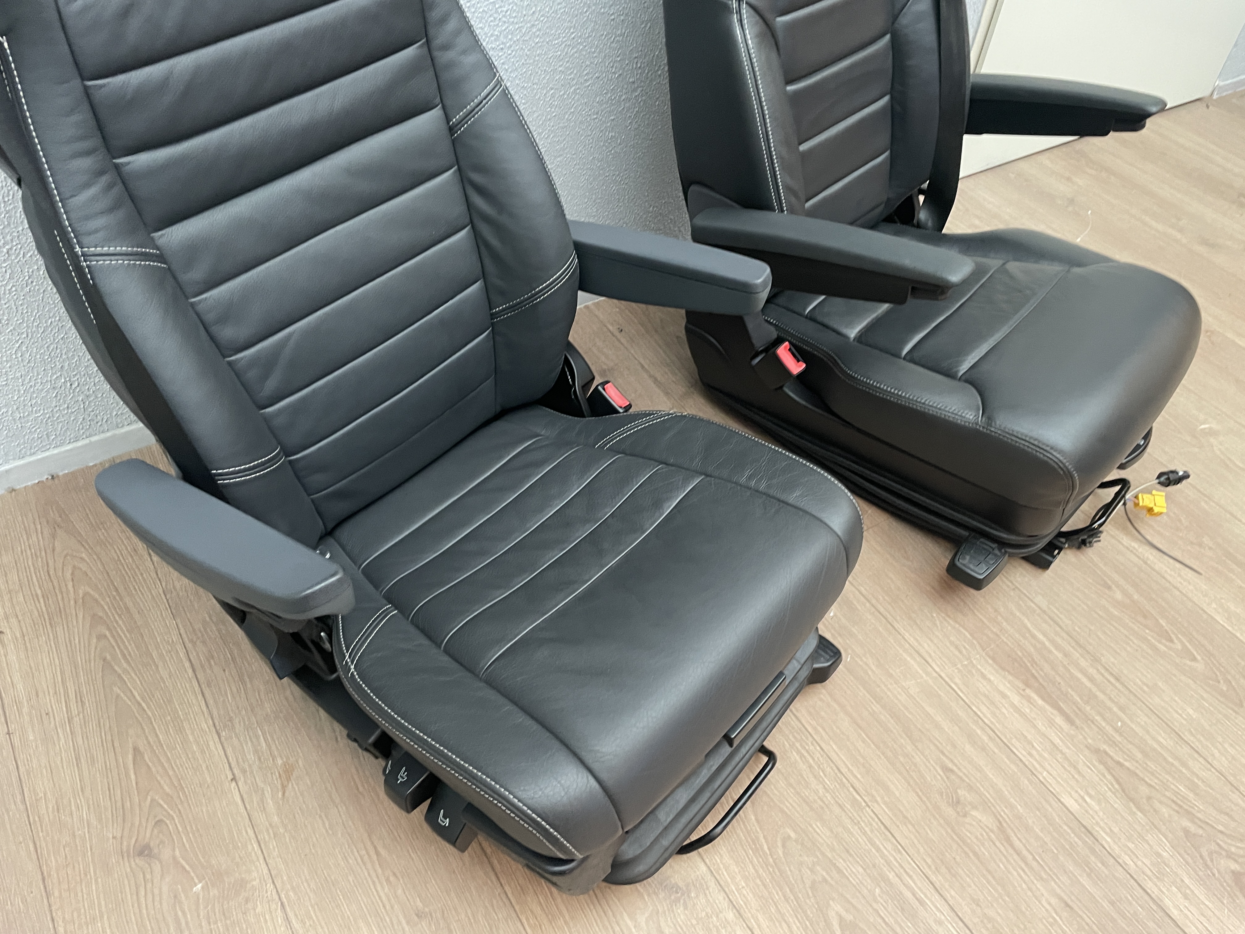 V8 set leren stoelen nieuw leer