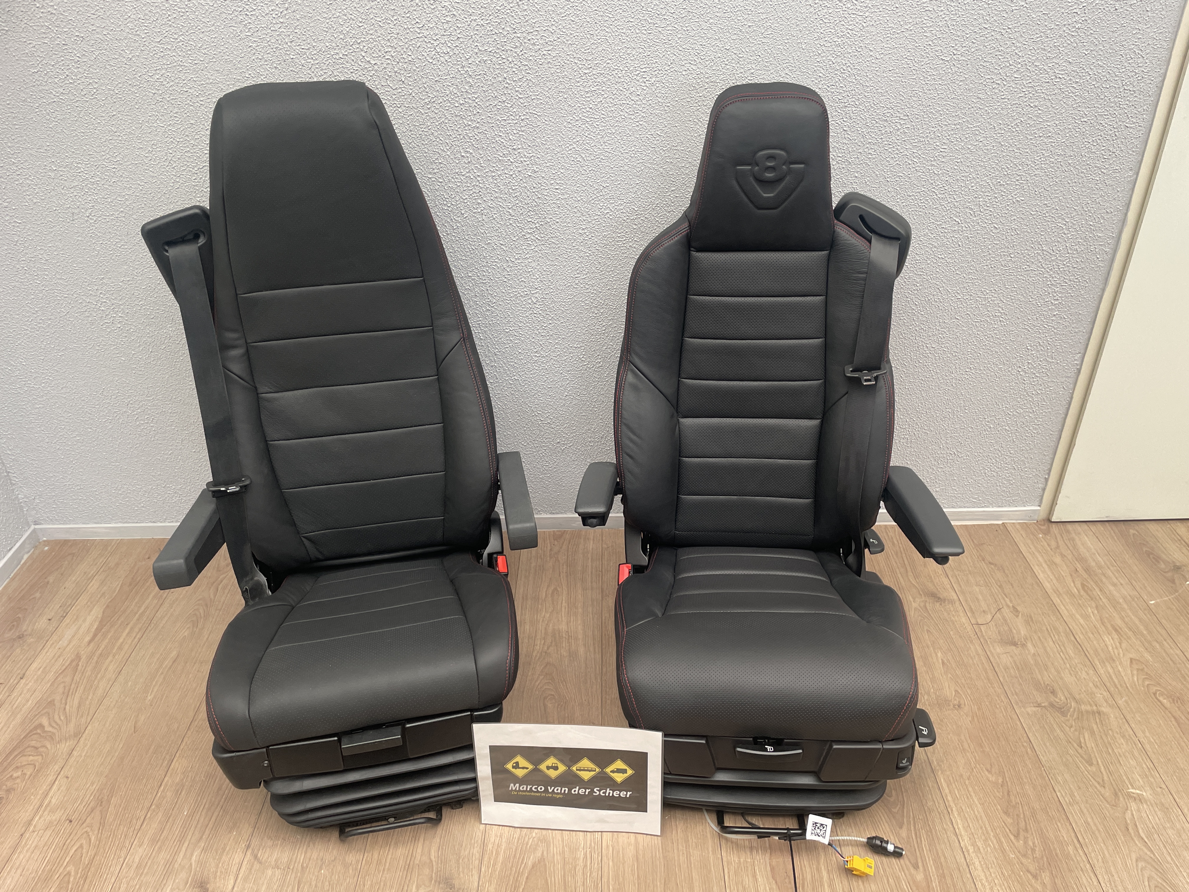 Scania v8 zwart leer rood stiksel