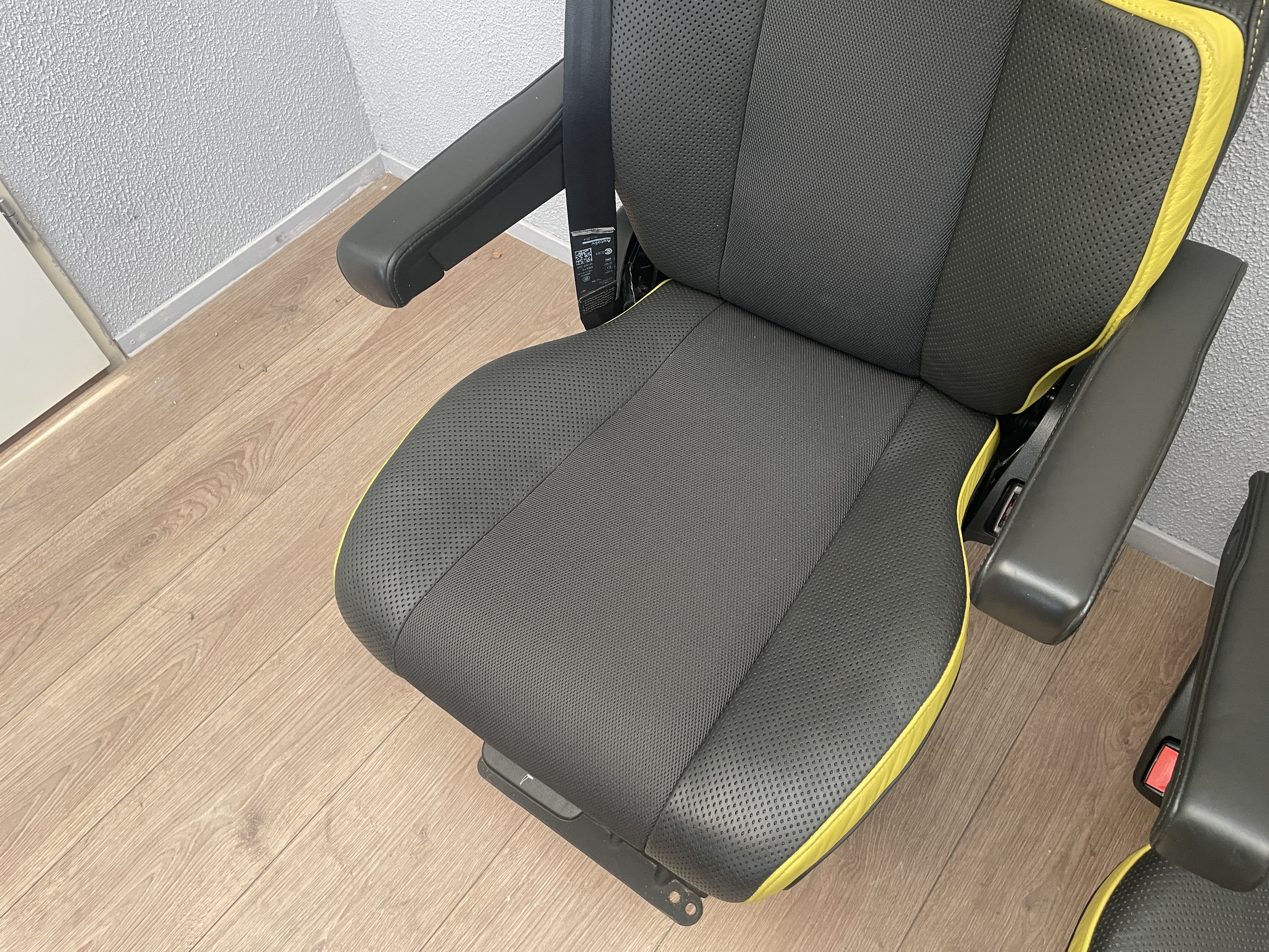 Set Volvo stoelen geel leer