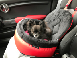 Louka met zijn nieuwe autostoel