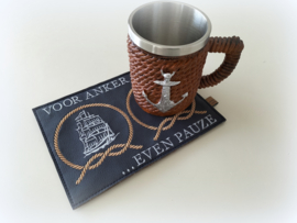 Mok onderzetter 'Voor anker... even pauze' donkerblauw kunstleer bruin/grijs