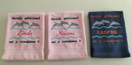 Luxe geborduurde handdoek 50 x 100 cm licht roze  dolfijnen gefeliciteerd zwemdiploma met naam zwart/fuchsia