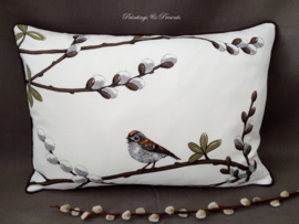 Off white kussen 'wilgenkatjes takken met vogel'  voorjaar 34 x 49 cm