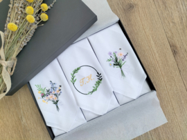 Luxe dames zakdoeken met borduring veldboeket en initiaal naar wens in geschenkdoos zwart