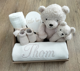 Geboorte cadeau crème/ zandkleur gebreide wiegdeken geborduurd met naam, teddybeer Jollein