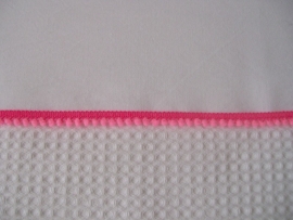Wieglakentje wit met fuchsia roze mini pomponbandje 75 x 100 cm