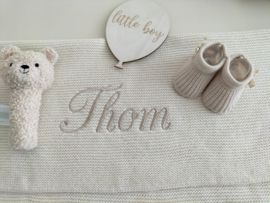 Geboorte cadeau crème/ zandkleur gebreide wiegdeken geborduurd met naam, teddybeer Jollein
