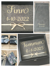 Luxe handdoek 50 x 100 cm forest green met (gewenste) naam in geelgoud in cadeaudoos