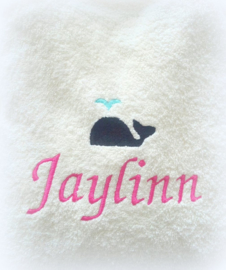 Geborduurde kinderbadjas ecru met naam blauw of roze letters en walvis