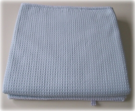 Wiegdeken/ babydeken 75 x 100 cm babyblauw wafelstof en  wit fleece met geborduurde naam