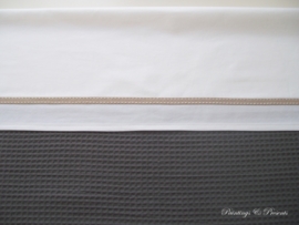 Wieglakentje off white met beige bandje 75 x 100 cm