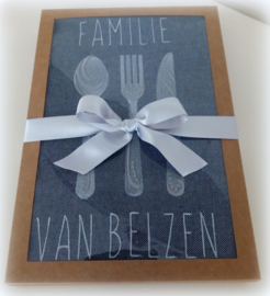 Cadeauset geborduurde theedoek/keukendoek met gewenste familie naam en bestek grijs