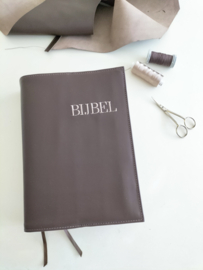 Bijbelhoes 'Bijbel met uitleg' donkerbruin lamsleer borduring