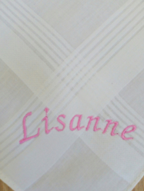 Geborduurde zakdoek wit met  naam in roze/ fuchsia
