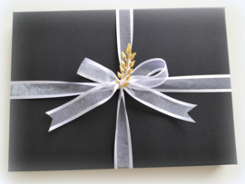 Luxe set zakdoeken met borduring en initiaal naar wens in geschenkdoos zwart