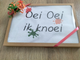 Slab wit badstof geborduurde tekst: Oei, oei ik knoei ...
