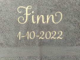 Luxe handdoek 50 x 100 cm forest green met (gewenste) naam in geelgoud in cadeaudoos