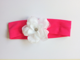 Babyhaarbandje fel roze/fuchsia 41 cm (vanaf 3 mnd) met witte bloem/strass