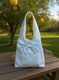 Dames/ meisjes schoudertas licht blauw/ wit streep met strik katoen