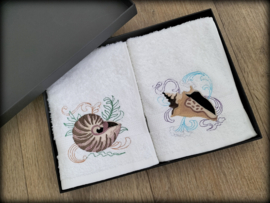 Set twee gastendoekjes geborduurd schelpen in geschenkdoos zwart