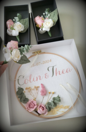 Herencorsage in luxe zwart geschenkdoosje geborduurd gepersonaliseerd blad