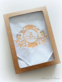 Geborduurde zakdoek wit met krans/ vlinders en letter/ initialen/ monogram in goud