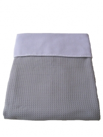 Wiegdeken/ babydeken 75 x 100 cm licht grijs wafelstof/  wit fleece met geborduurde naam