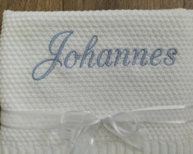 Cadeaupakket baby blauw gebreide deken geborduurd met naam, knuffel Nijntje en speelkubus