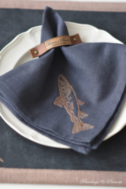 Landelijke linnen antraciet servet met geborduurd visje met kunstleren servetring cognac/ camel