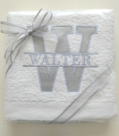 Luxe witte handdoek 50 x 100 cm met splitletter grijs geborduurd
