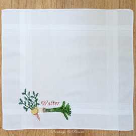 Geborduurde zakdoek wit met  groenten kool/prei en letter/initialen of naam