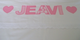 Wit laken met naam in roze/wit en hartjes