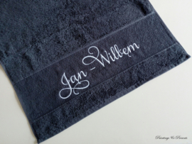 Luxe handdoek 50 x 100 cm donkergrijs met (gewenste) naam in wit