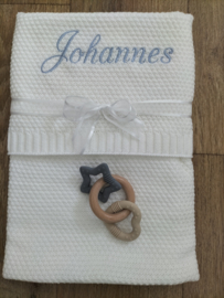 Cadeaupakket baby blauw gebreide deken geborduurd met naam, knuffel Nijntje en speelkubus